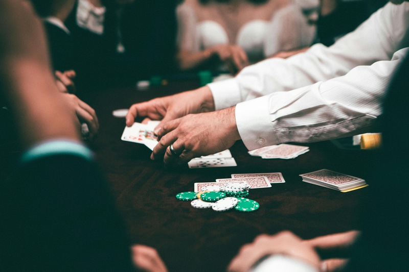 Hệ thống Luật chơi Poker: Luật tổ chức ván bài, luật hành động và phân bài